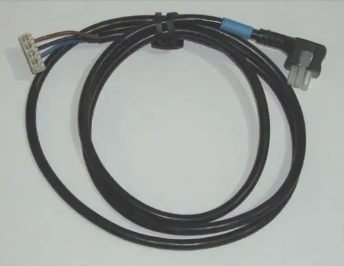Daikin Kabel mit einem Stecker und einem offenen Ende. Das Kabel hat mehrere farbige Drähte und ist für elektrische Verbindungen konzipiert.